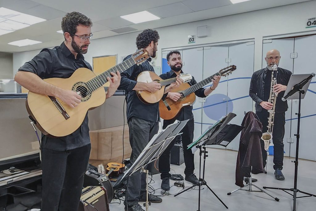 Músicos realizando musicaterapia para os pacientes do IOP