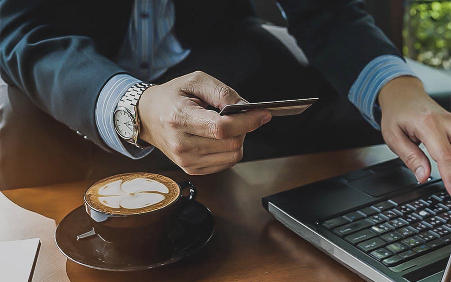 Uma pessoa usando um cartão de crédito