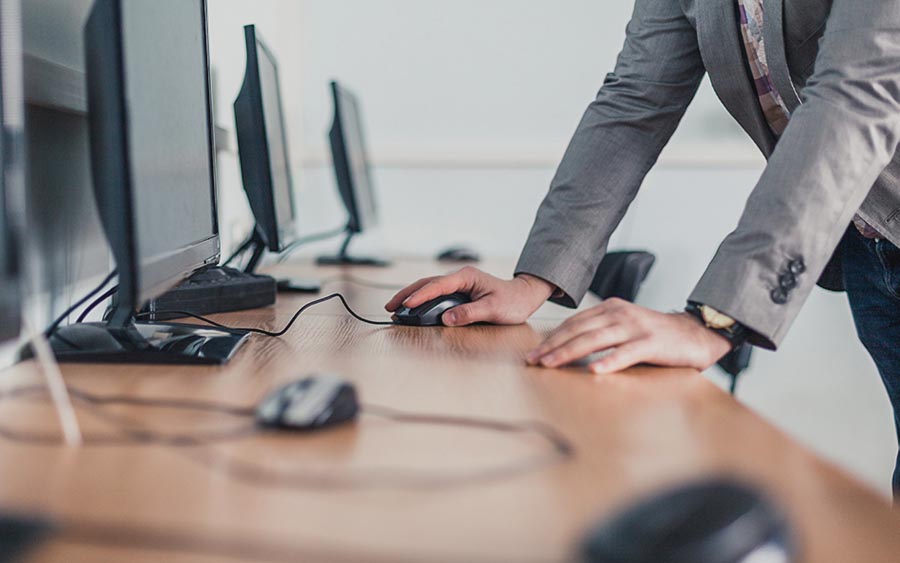 Uma pessoa mexendo em um computador