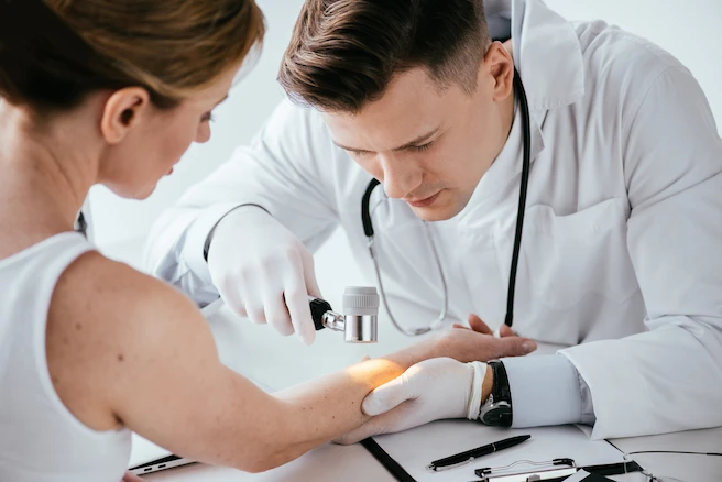 médico analisando pele do paciente