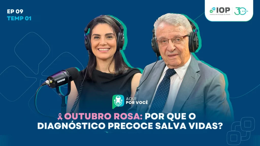 Capa do episódio 9 do podcast do IOP mostrando uma apresentadora e um médico convidado com fones de ouvido. Texto em destaque: Outubro Rosa: Por que o diagnóstico precoce salva vidas?