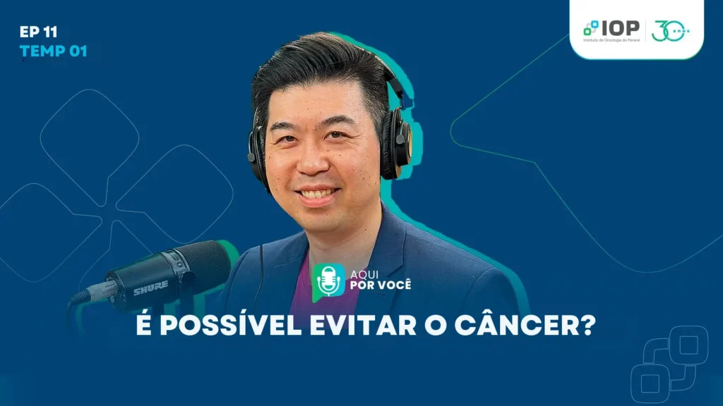 Capa do episódio 11 do podcast do IOP com médico convidado sorrindo e usando fones. Título da discussão em destaque: É possível evitar o câncer?