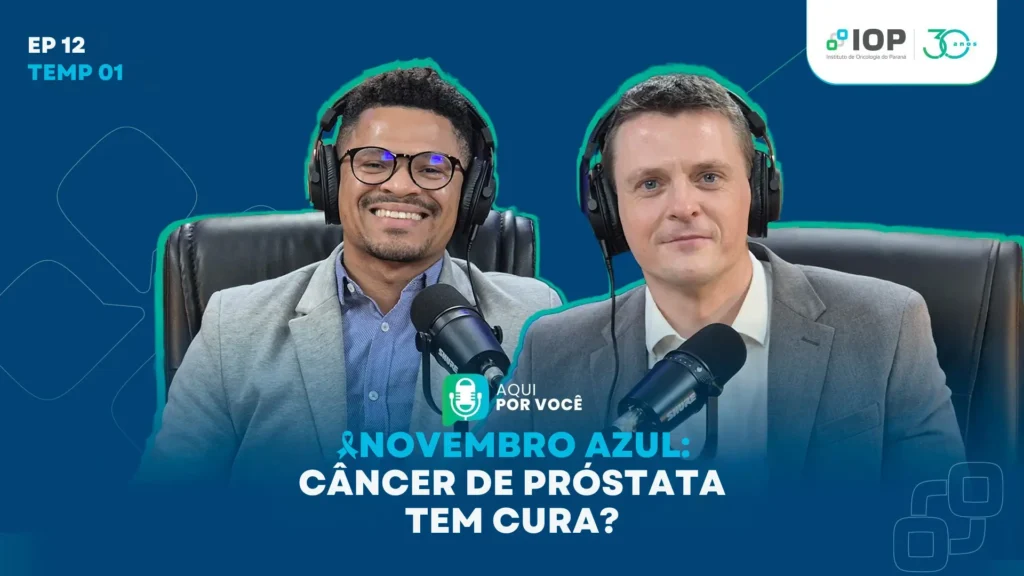 Capa do episódio 12 do podcast do IOP com dois especialistas sorrindo. Título em destaque com laço azul: Novembro Azul: Câncer de próstata tem cura?
