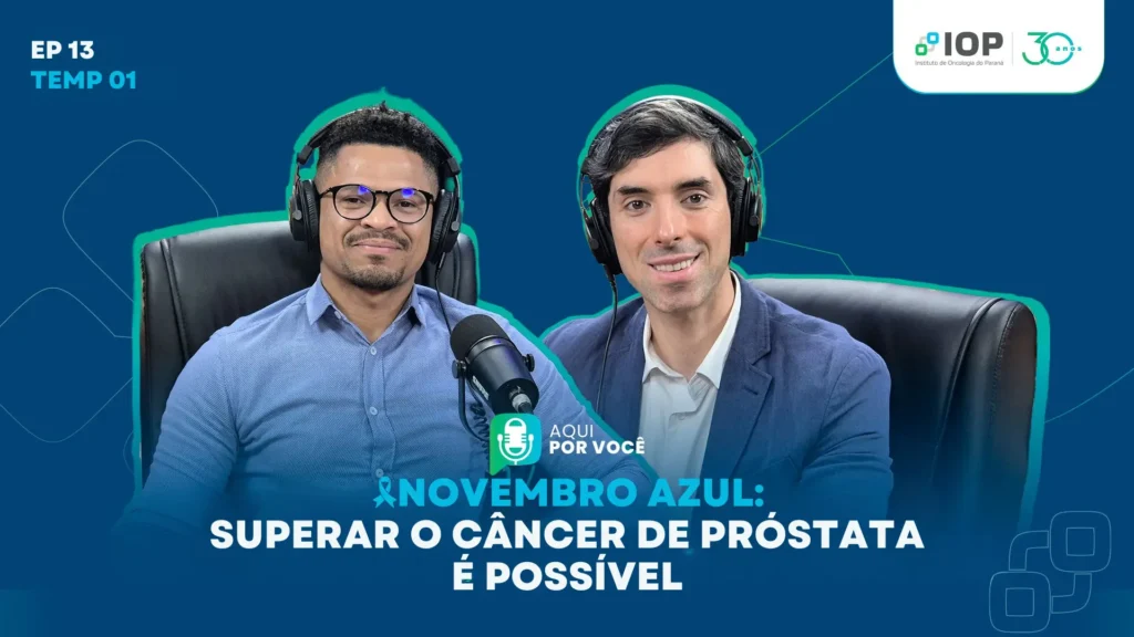 Capa do episódio 13 do podcast do IOP com dois homens sorrindo. Título em destaque com laço azul: Novembro Azul: Superar o câncer de próstata é possível.