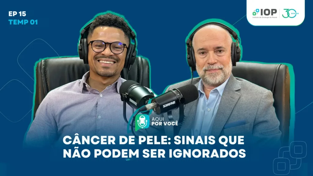 Capa do episódio 15 do podcast do IOP com dois especialistas sorrindo e usando fones. Título em destaque: Câncer de Pele: Sinais que não podem ser ignorados.