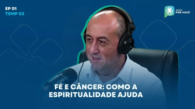 Apresentador de podcast com fones e microfone em estúdio azul, no episódio Fé e câncer: como a espiritualidade ajuda, do programa Aqui por Você, temporada 2 episódio 1. maxresdefault.jpg