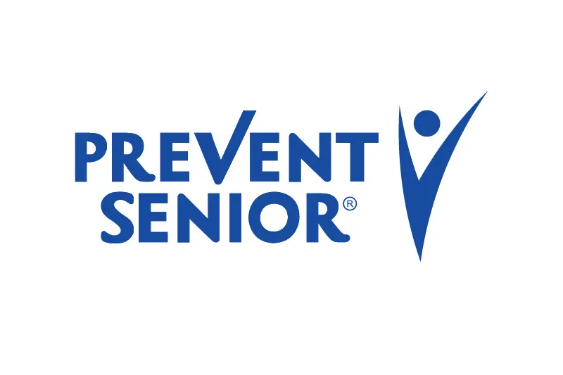 Médico atendendo paciente idoso em clínica credenciada da Prevent Senior em Curitiba