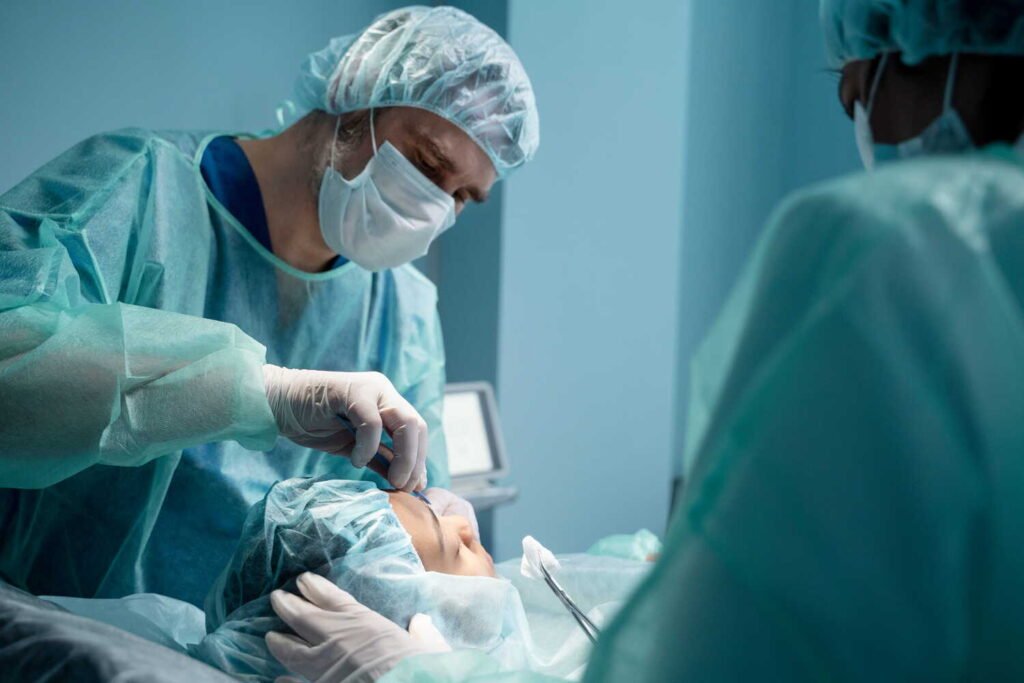 médicos operando paciente