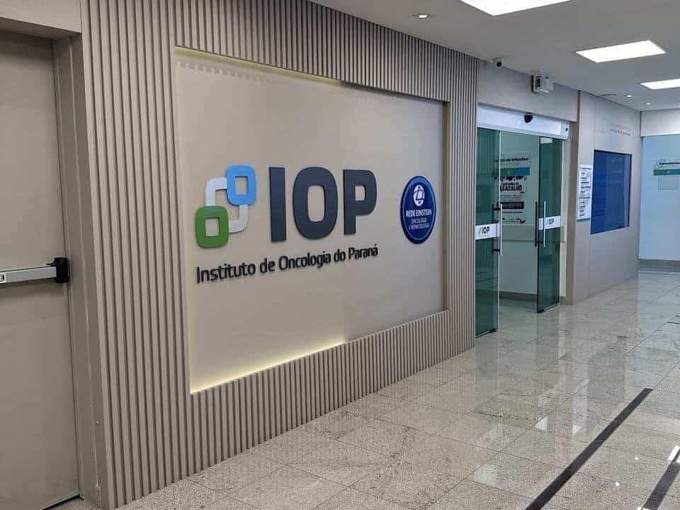 Entrada da unidade IOP Oncoville, com a marca do IOP e o selo da Rede Einstein